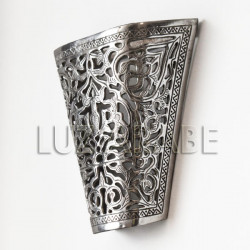 Aplique de aluminio poligonal, calado y grabado con tallos y hojas, Foto Lateral