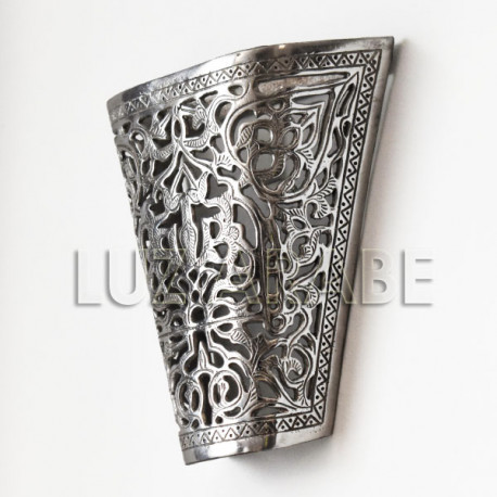 Applique murale marocaine en aluminium ajouré avec dessin cunéiforme