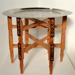 Mesa de té de pata plegable con bandeja de alpaca tallada