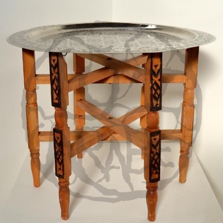 Mesa de té de pata plegable con bandeja de alpaca tallada