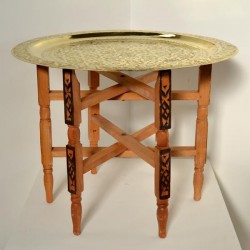 Mesa de té de pata plegable con bandeja de latón tallada