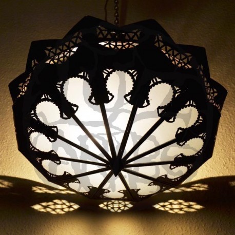 Abat-jour arabe de fer ajouré et verre blanc