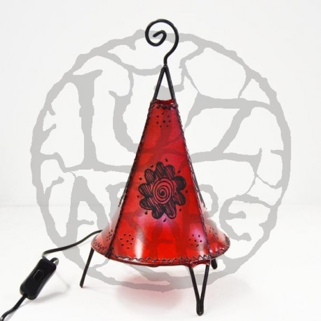 Lampe pyramide à base ronde de cuir peint au henné