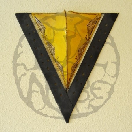 Aplique triangulo de forja y piel pintado