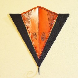 Aplique triangulo de forja y piel pintado