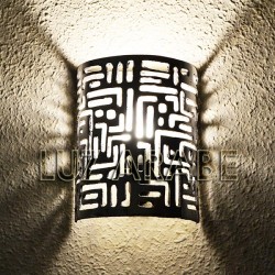 Aplique de aluminio calado con escritura cuneiforme