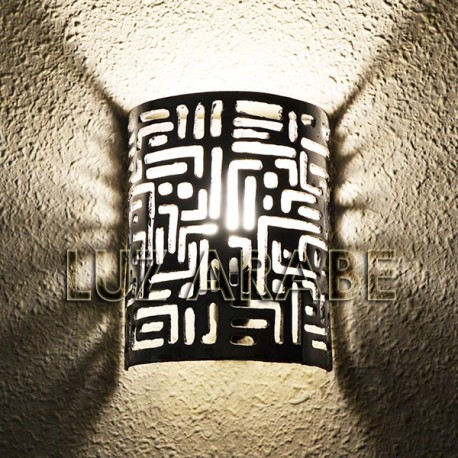 Aplique de aluminio calado con escritura cuneiforme